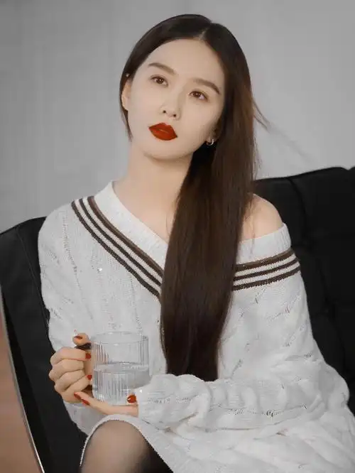 黑长直的刘诗诗展现流金岁月经典复古女郎