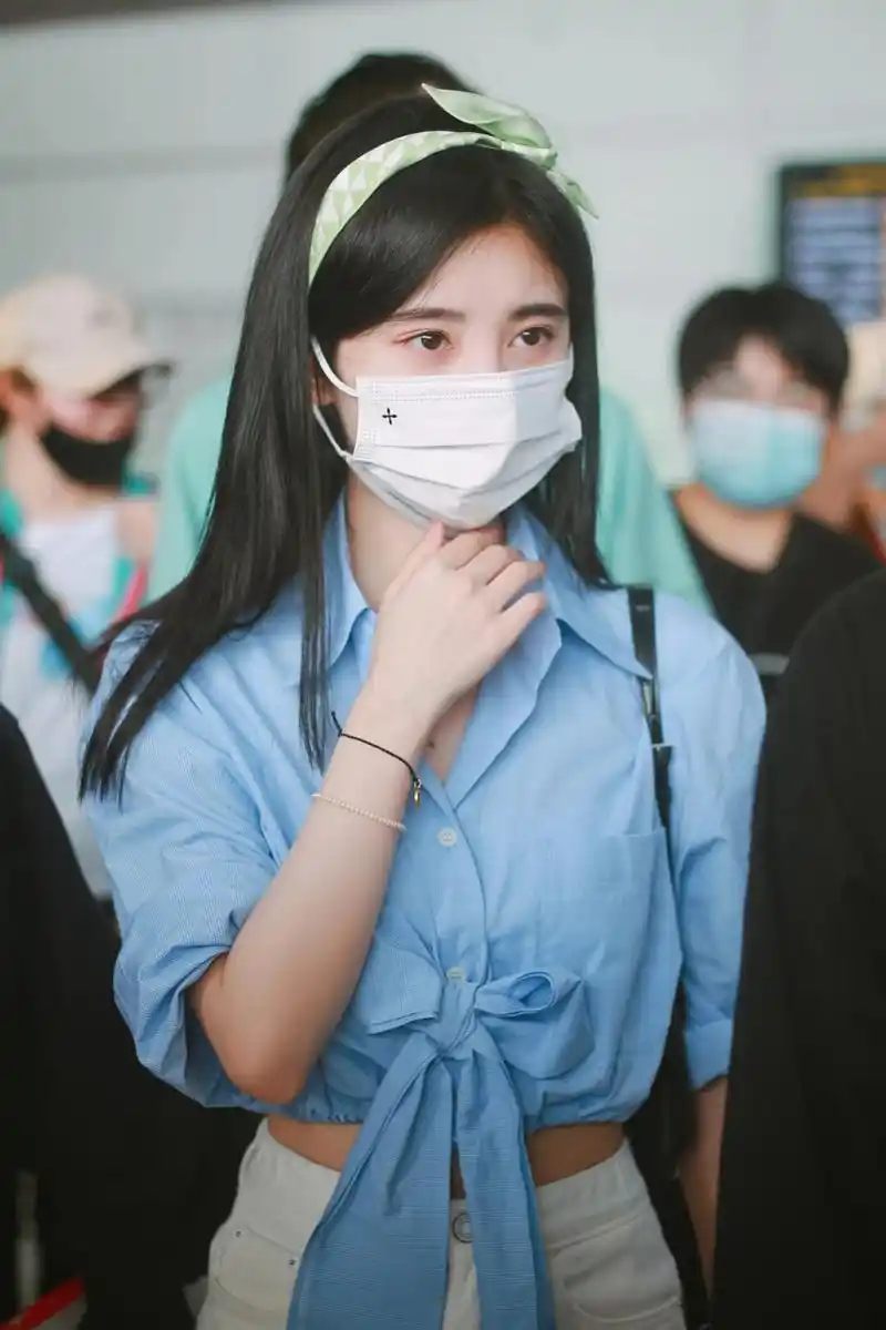 鞠婧祎15机场私服太美了  这次的机场穿搭直接走休闲潮流系,气场拉