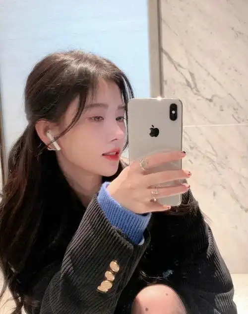 鞠婧祎发个小小的库存,美女贴贴,这对镜自拍谁看谁不迷糊哦