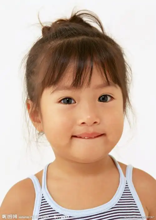 快乐微笑的小女孩图片