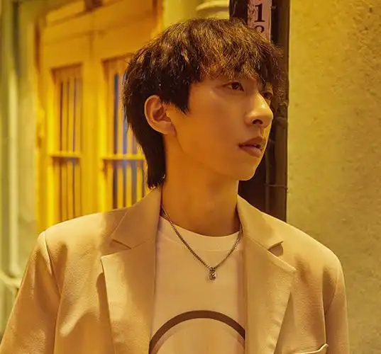 七叔是一名网络歌手,这是他的艺名,真名叫作叶泽浩.