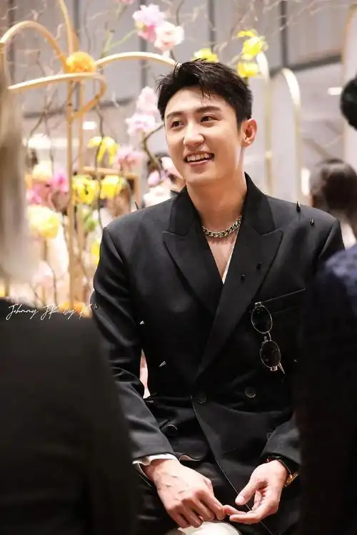 在黄景瑜的笑容中,那对洁白如珍珠般闪烁着的小虎牙显得异常可爱