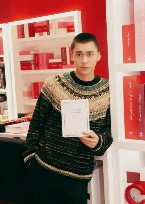 李易峰陈伟霆平头造型,酷帅有型,搭配休闲装帅气时尚,很有范儿