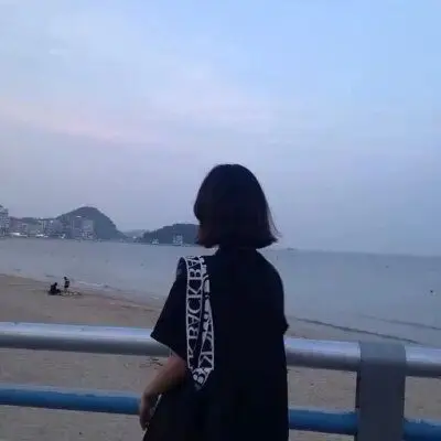 女头短发背影