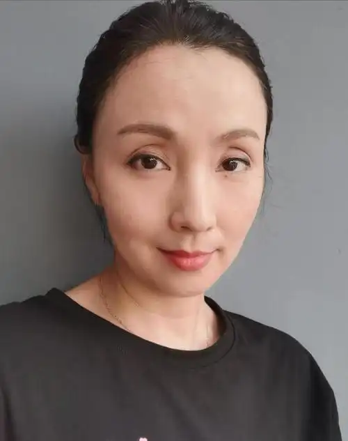 48岁小陶虹片场显落魄素颜出镜眼袋明显头发凌乱显老又憔悴