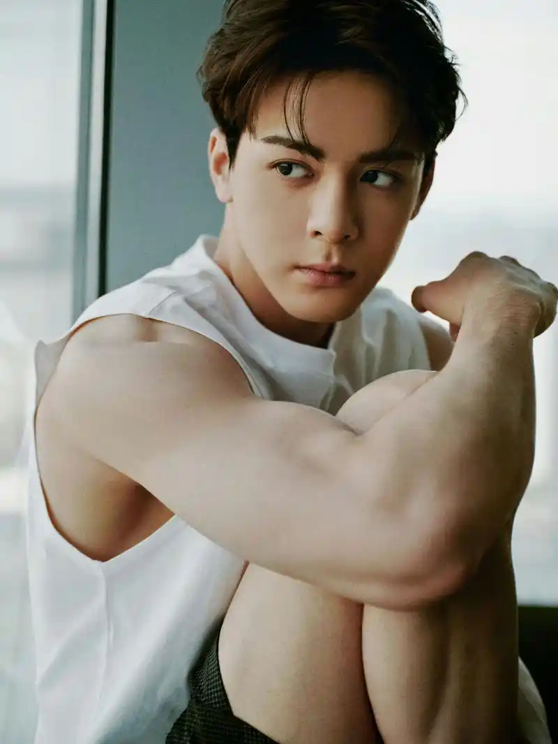 万万没想到曾舜晞脱了衣服也是肌肉猛男,难怪他能飞升《临江仙》男