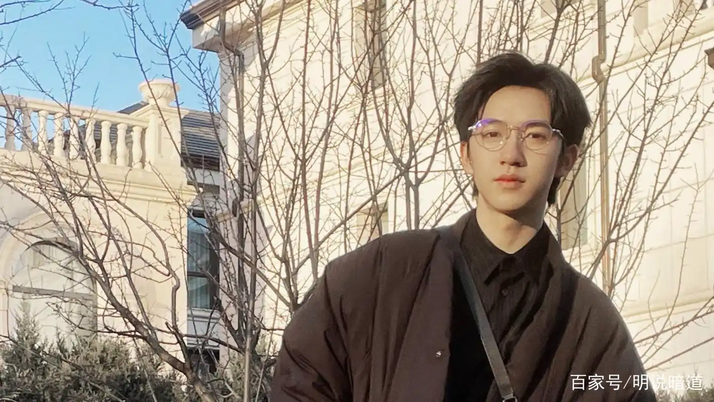 还有三个多月成年的贺峻霖,他好像知道自己露额头会很帅气