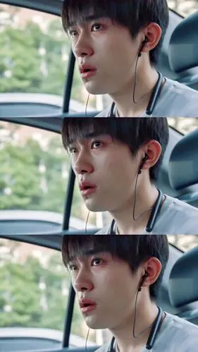 《送你一朵小红花》韦一航/易烊千玺图片来源于ks:yi_皖晗a.