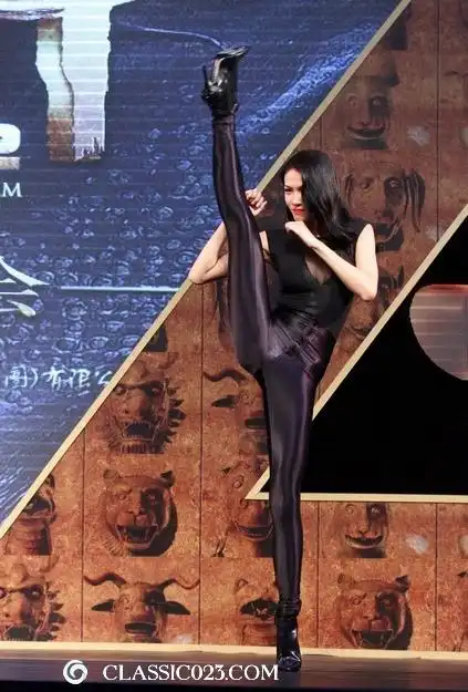 张蓝心表演踢腿