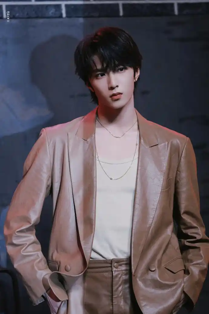 时代少年团新闻210623刘耀文亮相gucci上海大秀成为全场最帅高中生15