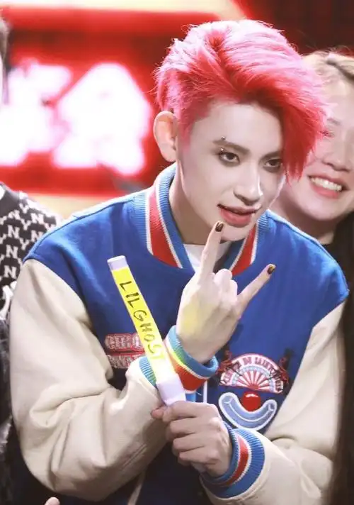 小鬼王琳凯粉黑发色