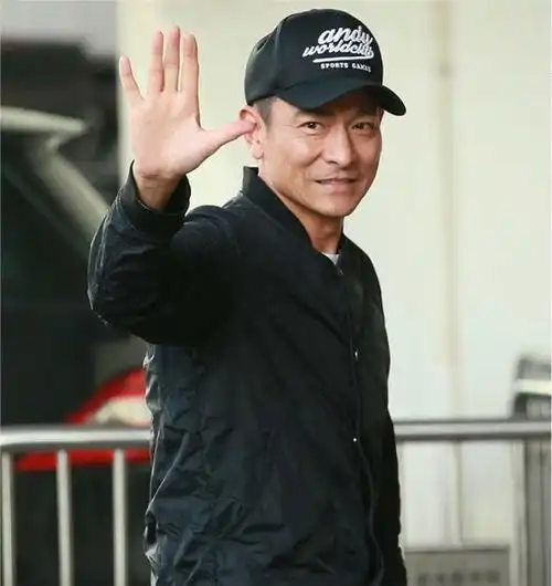 56岁江华越长越像刘德华,潮牌配墨镜尽显大叔魅力