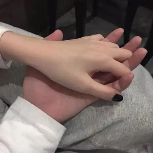 一组浪漫又真实的情侣牵手图片,甜到爆炸