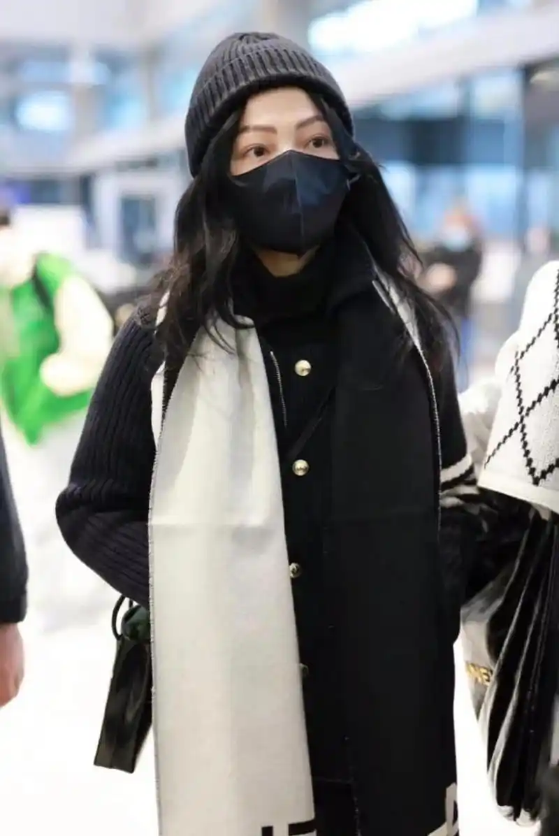 12月11日,张韶涵现身上海机场,一袭黑白造型时尚范十足!