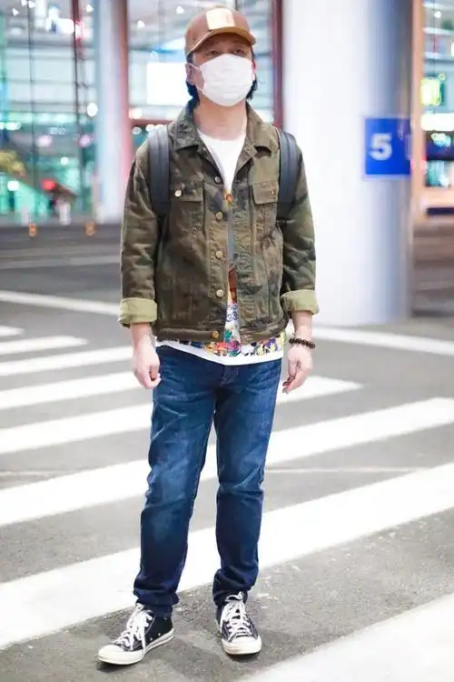 潘粤明越胖越可爱了穿牛仔外套系不上扣帅气造型穿出童装范