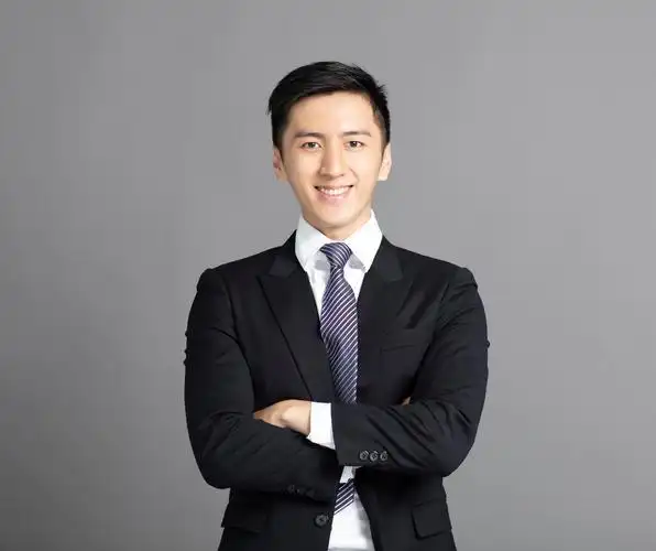 迷人的成功年轻商人成功人士