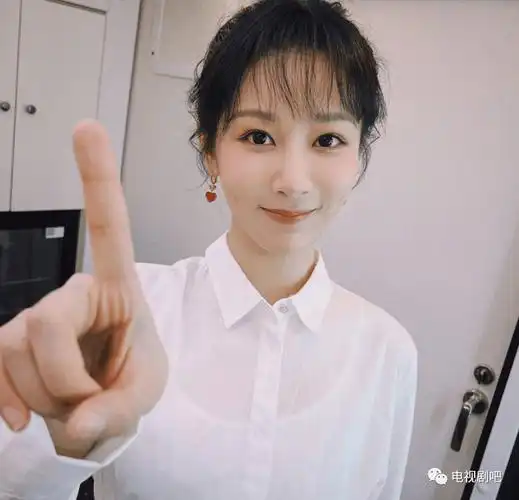 杨紫晒拍戏日常照嘟嘴娇俏可爱