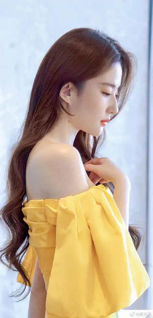 刘亦菲淡黄长裙写真温柔恬静