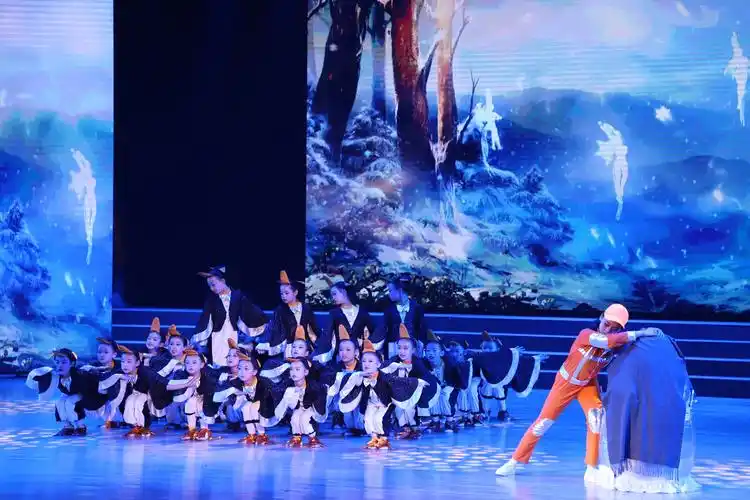 2019平凉市少儿"六一"晚会上演 千名少儿共圆舞台梦