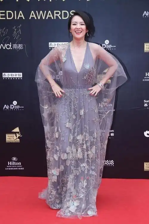 章子怡自带贵气优雅,白嫩曲线穿飘逸纱裙,嫩度不输年轻女孩