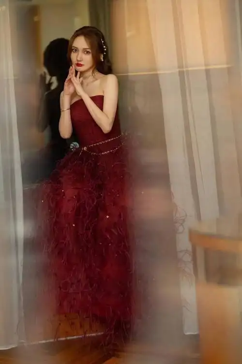 靳梦佳好像仙女!暗红色羽毛礼服,宛如凤凰下凡,神秘而又优雅!