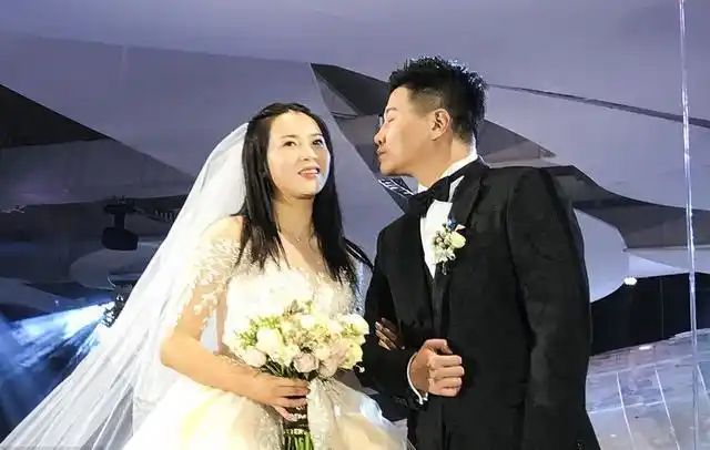 李金羽的妻子名叫毕文晴,两人之前已经登记结婚,并于2017年6月生下一