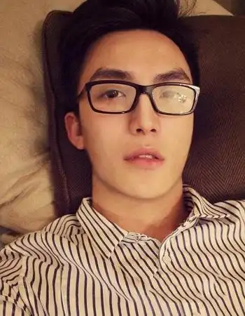 男生戴眼镜留什么发型最潮 眼镜潮男发型图片(2)-发型设计-帅哥发型网