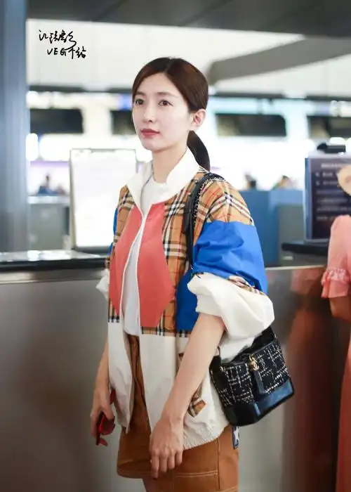 炫酷影上线,江疏影8月5日机场街拍,总算选对衣服了,完美