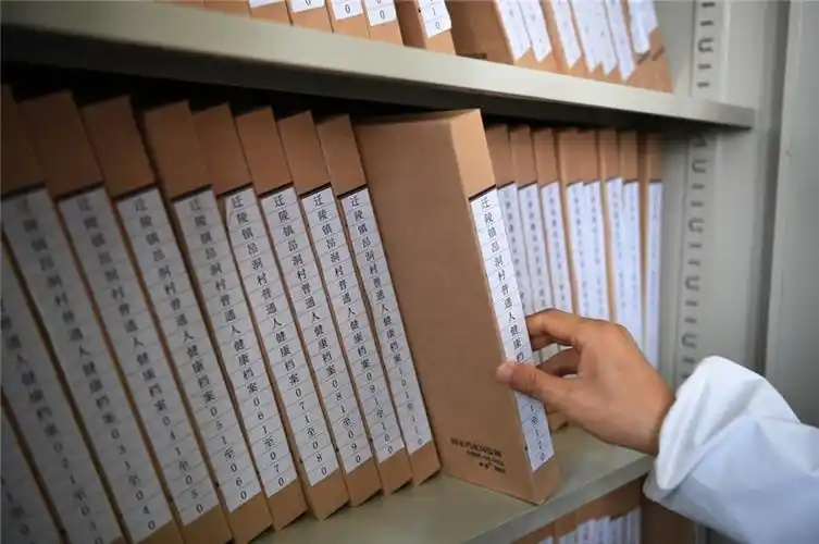 昂洞卫生院医生张俊林在资料室整理村民健康档案(4月1日摄).