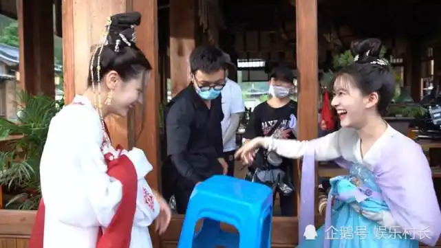 迪丽热巴赵露思掰手腕输得人惩罚好可爱热巴顶球砸到女助理反应好憨