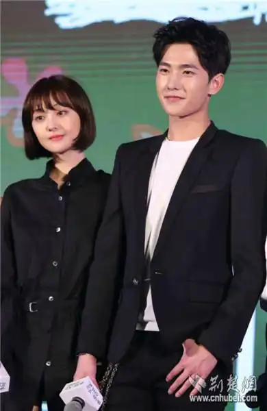 郑爽杨洋合照.jpg
