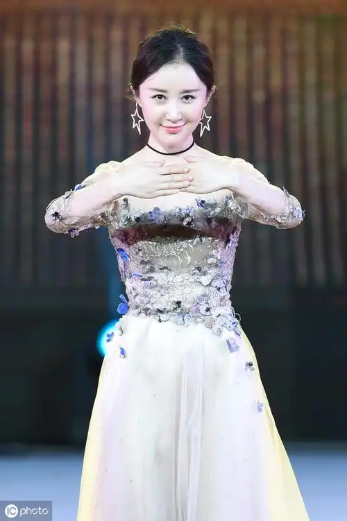 精致礼服上镜的舒畅,"星星耳环"超吸睛