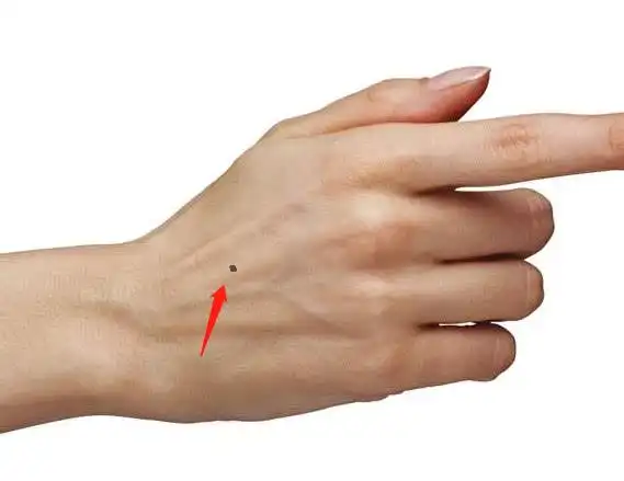 右手手背有痣的男人运势如何?老信从运气事业感情3方面为你详解