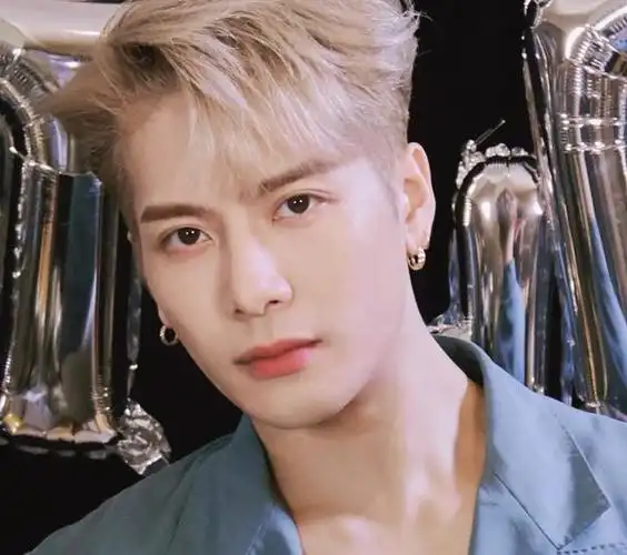 王嘉尔尝试金属质感发色本以为会翻车看到镜子里的他够惊艳