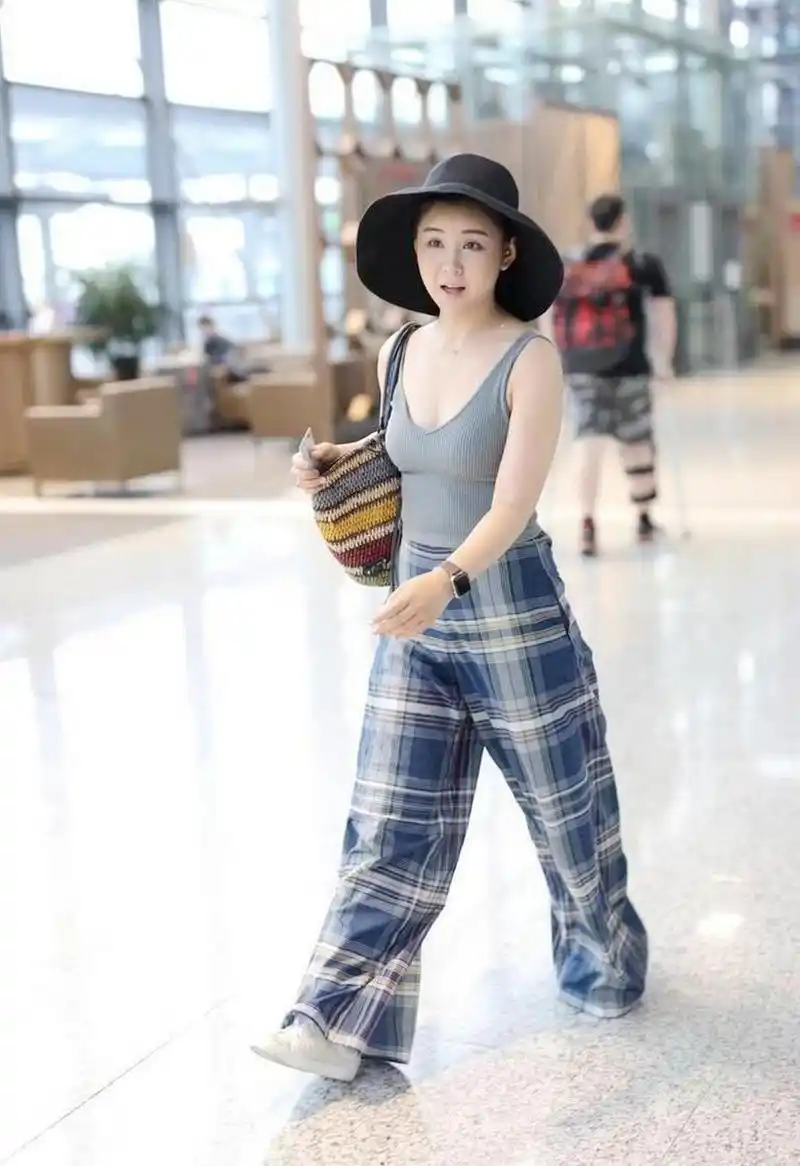 李小萌在单纯中调皮,在可爱中聪明,雷萌这对恩爱夫妻,天真浪漫无绯闻!