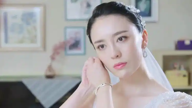 《风光大嫁》:新郎牵着王露露离开,新娘宁馨因刺激过度晕了过去