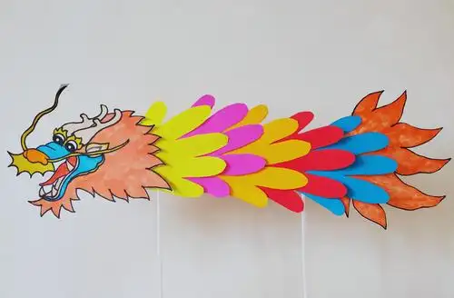 一条活灵活现的中国龙就完成了,舞动双手,让巨龙在手中起舞,腾飞吧