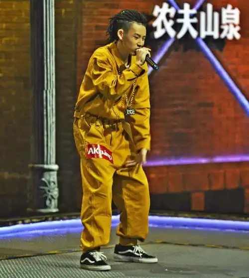 超级橙色控小鬼搭配的总是vans