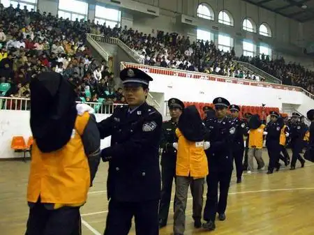 曾妍 学锋 盎然   立飞)昨日,娄底市中级人民法院举行公开宣判大会,对