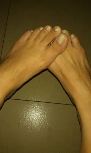 一双40号的大脚