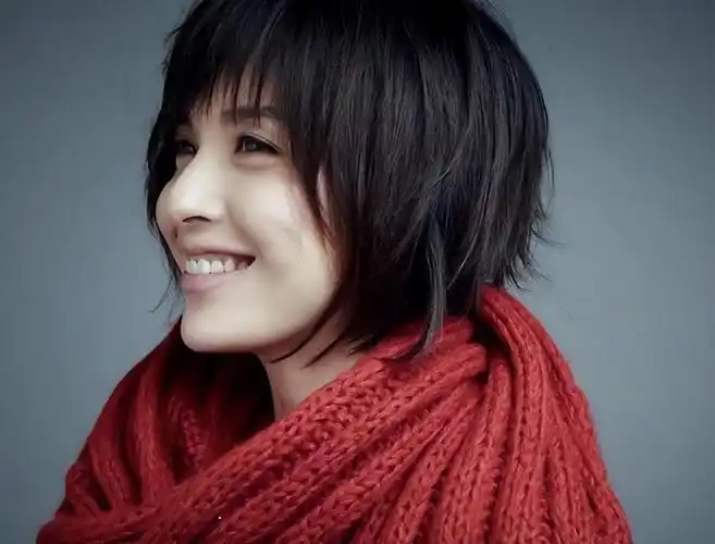 小知识:演员李佳个人资料简介(40岁高龄为靳东生儿子)