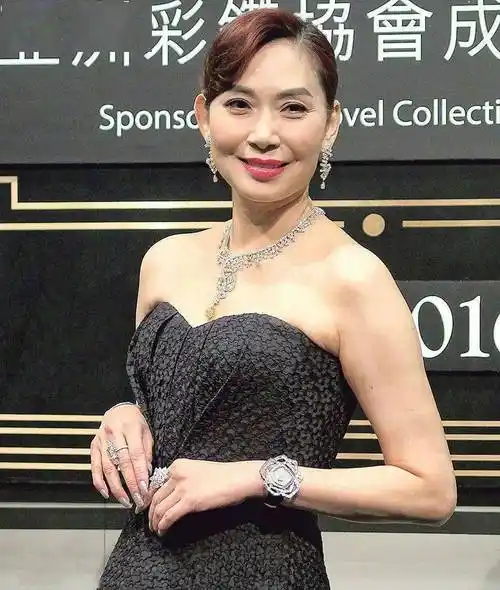 回顾邝美云两次拒嫁给千亿富豪感情遭背叛后最终自己成豪门