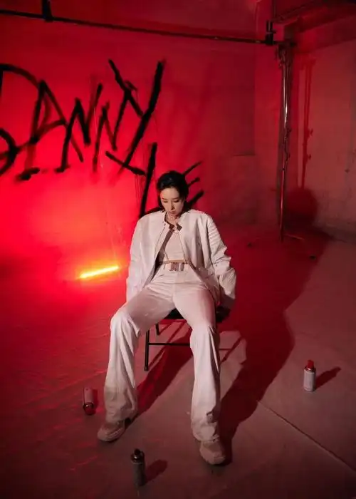 李斯丹妮用摩托撞破舞台##李斯丹妮野性狼人舞台