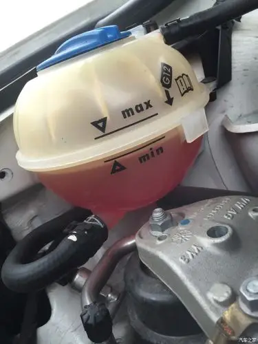 4的刚刚跑了一万公里刚买半年的新车.冷却液在下线以下了消耗正常吗?