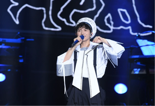 周深参加的是2014年第三季的中国好声音,那一届好声音的冠军是张碧晨.