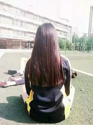 女生长发背影qq皮肤:好看漂亮长头发后背