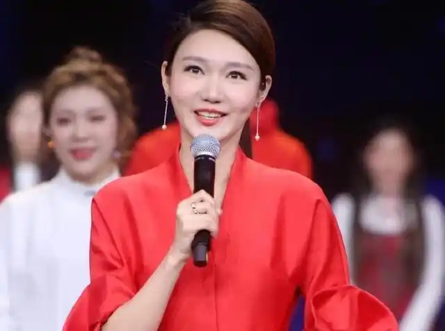 成功取代董卿,受央视力捧一年主持两次春晚?新人龙洋什么来头?