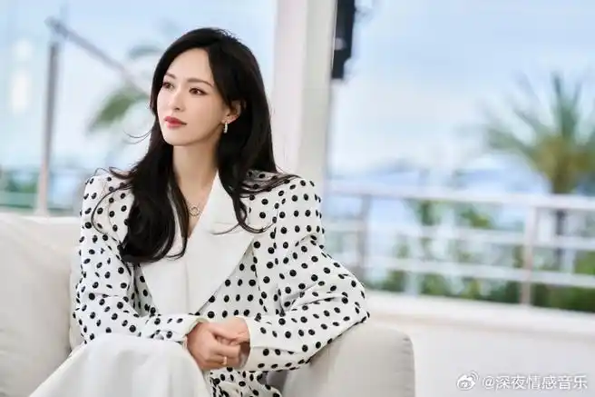 唐嫣简约黑波点外套##唐嫣南法大气明媚妆