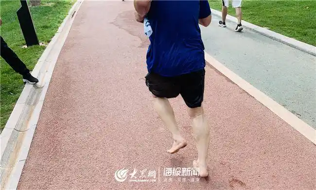 德州乐跑活动中的赤脚大仙赤足跑完十公里