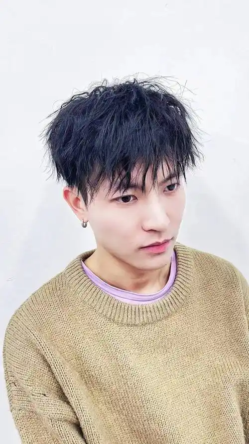 男士烫发可以说是当下很多年轻男士都十分钟爱的发型,常见的烫发也